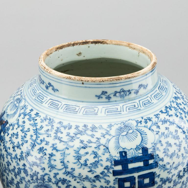 A pair of Chinese blue and white lid urns, turn of the cenntury 1900.