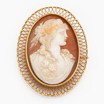 An 18K gold shell cameo brooch.