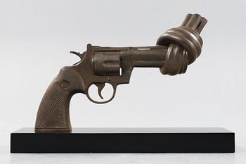 Carl Fredrik Reuterswärd, "Non-violence".