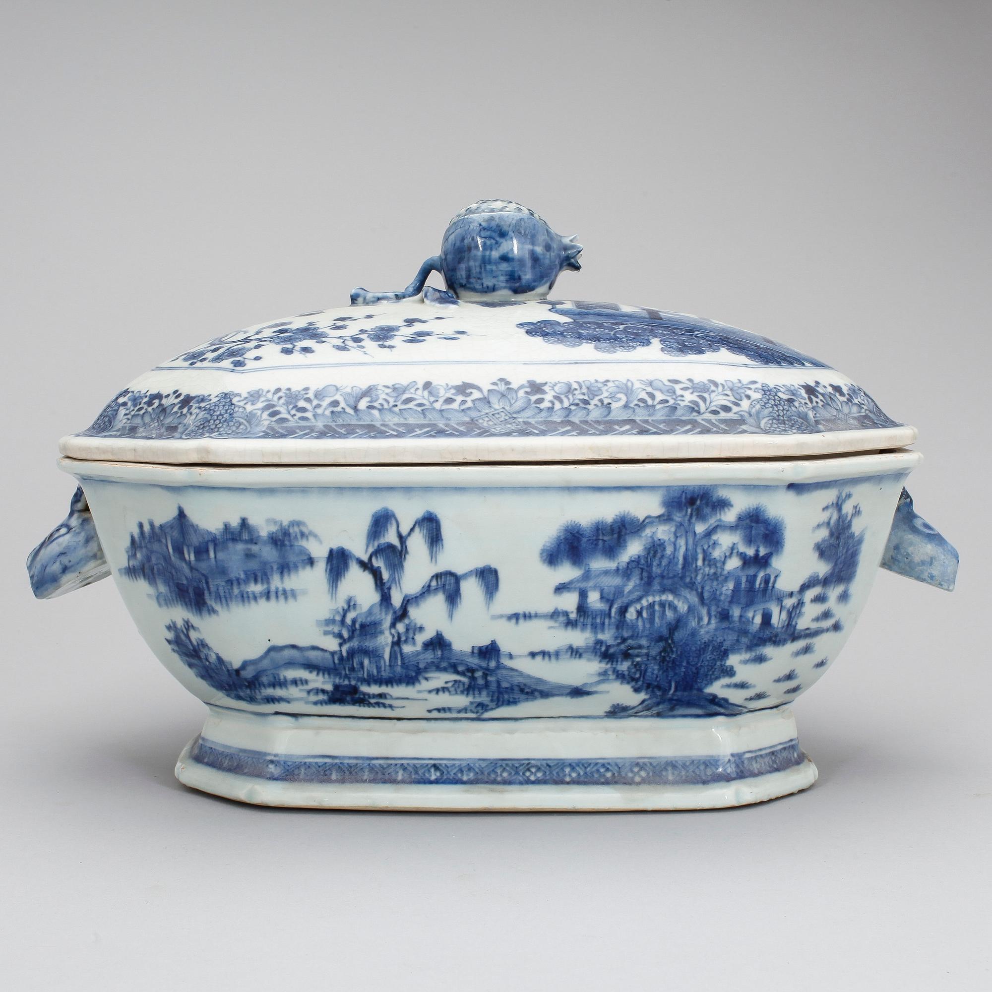 TERRIN MED LOCK, porslin, Kina, Qianlong 1736-1795.