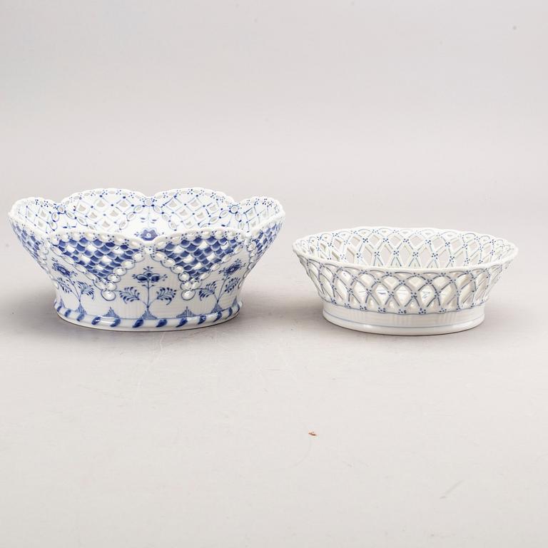 ROYAL COPENHAGEN, servis, 35 dlr, porslin. "Musselmalet", Danmark.
