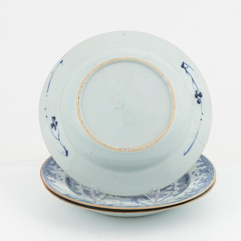 Three blur and white porcelain plates, China, Yongzheng (1723-35).