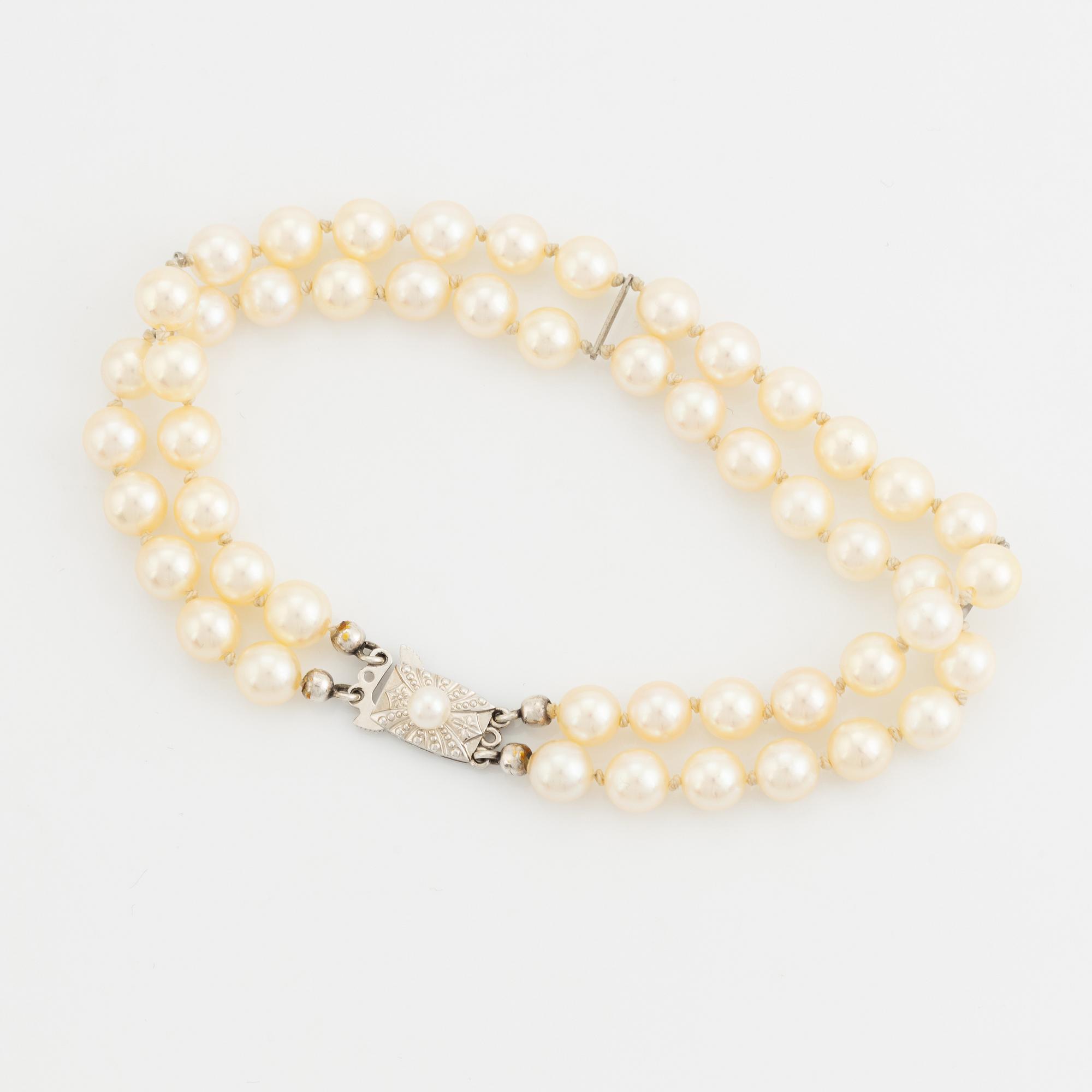 Armband, tvåradigt med odlade pärlor.