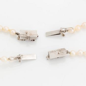 WA Bolin två collier odlade pärlor lås 18K vitguld med runda briljantslipade diamanter och rubiner.