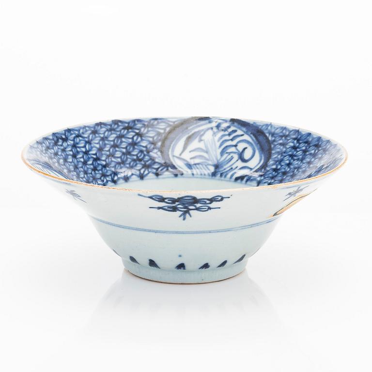 A blue and white bowl, 19th century.