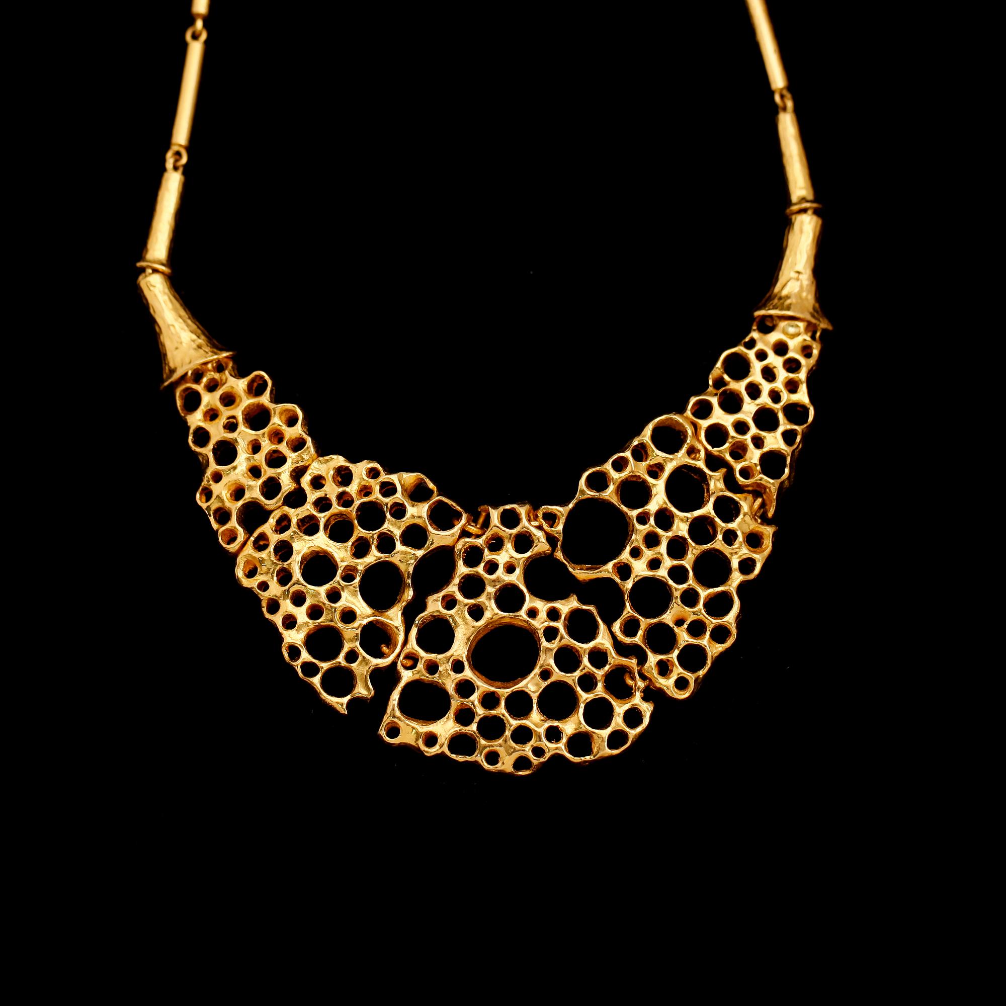 COLLIER, 18 k guld, modern design, 1900-talets andra hälft. Vikt ca 106 gram.