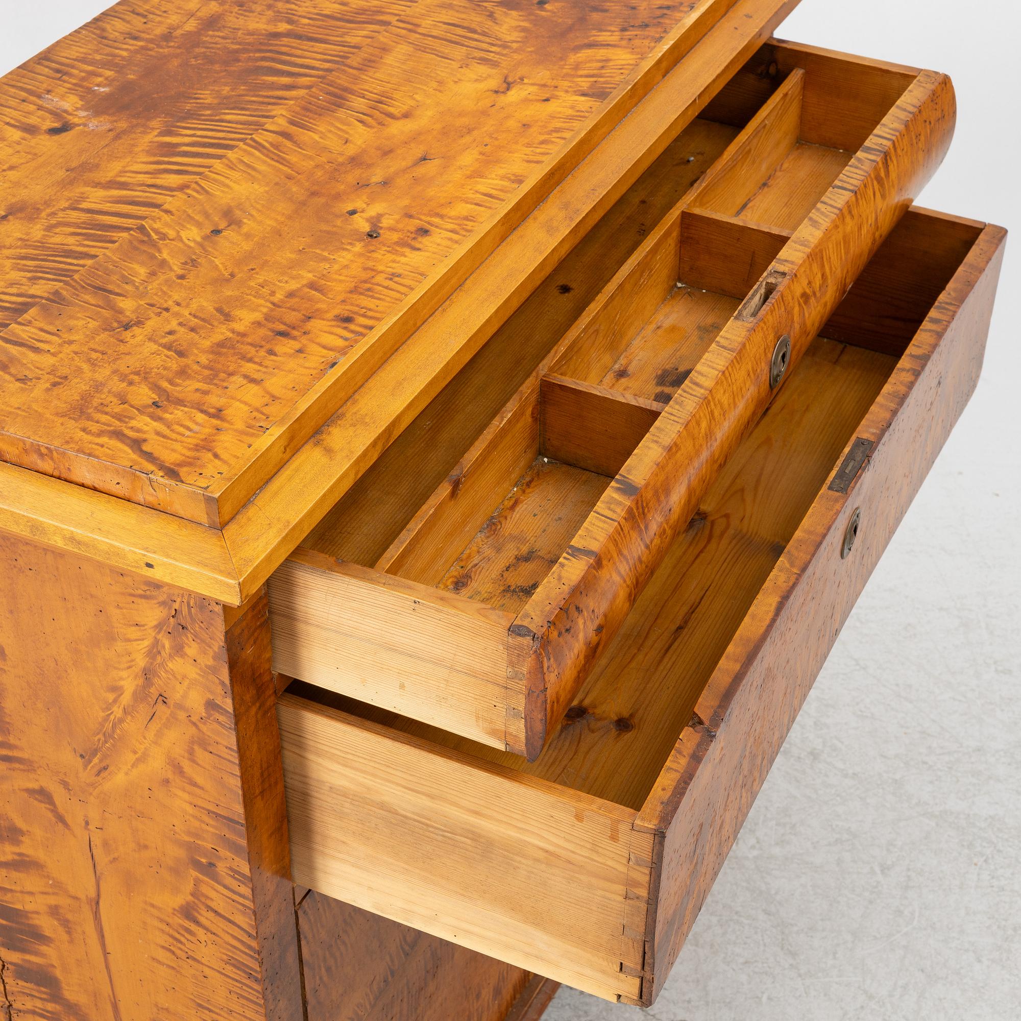 A chest of drawers, 19th century.