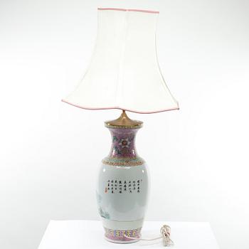 BORDSLAMPA, porslin, Kina 1900-talets början.