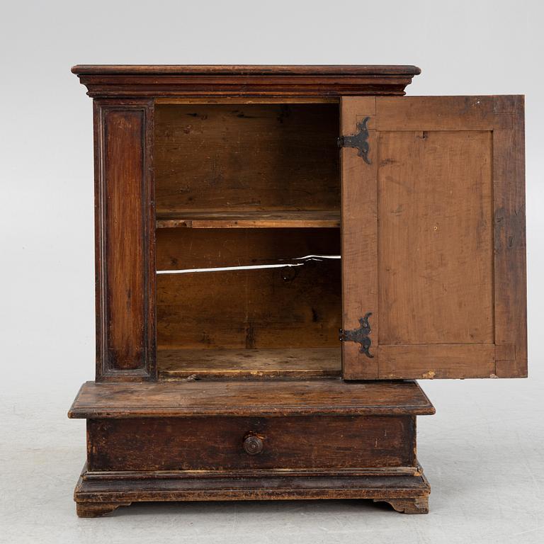 A table cabinet, 18th century.