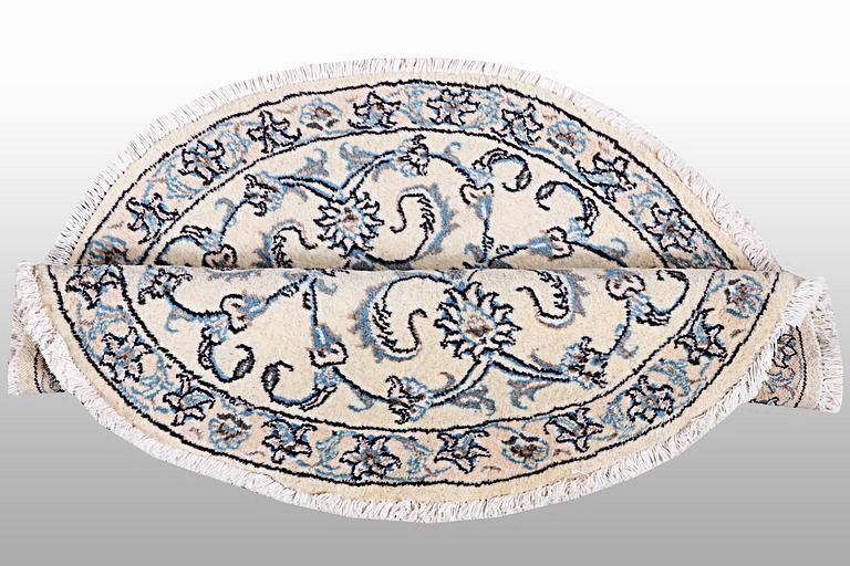 A rug, Nain, part silk, diameter ca 100 cm.