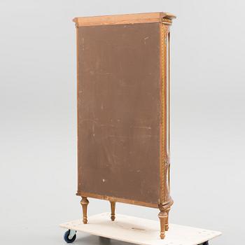 VITRINSKÅP, gustaviansk stil, 1900-talets första hälft.