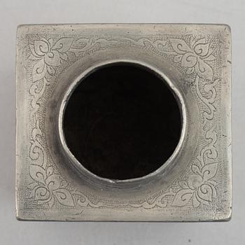 A Chinese pewter tea caddy, Qing dynasty, 19th century.