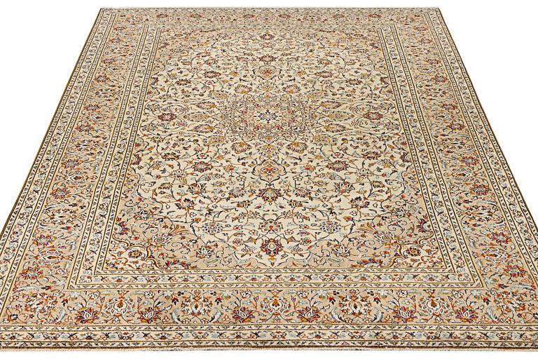 A Keshan carpet, c. 346 x 240 cm.