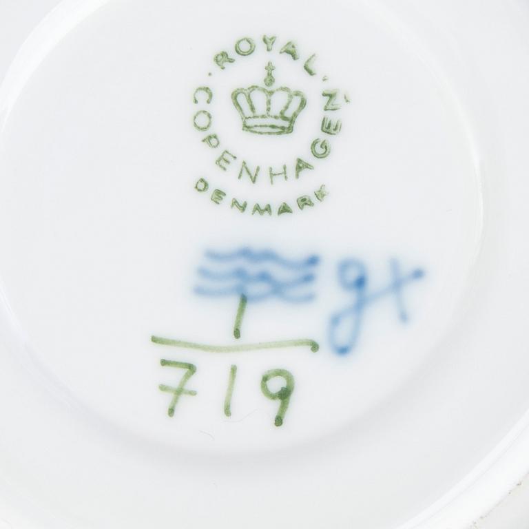 KAFFEKOPPAR med FAT, 9 st, "Musselmalet", Royal Copenhagen, Danmark 1970-80-tal.