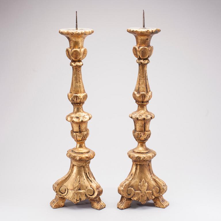 ALTARLJUSSTAKAR, ett par, bronserat trä, barockstil, tidigt 1900-tal.