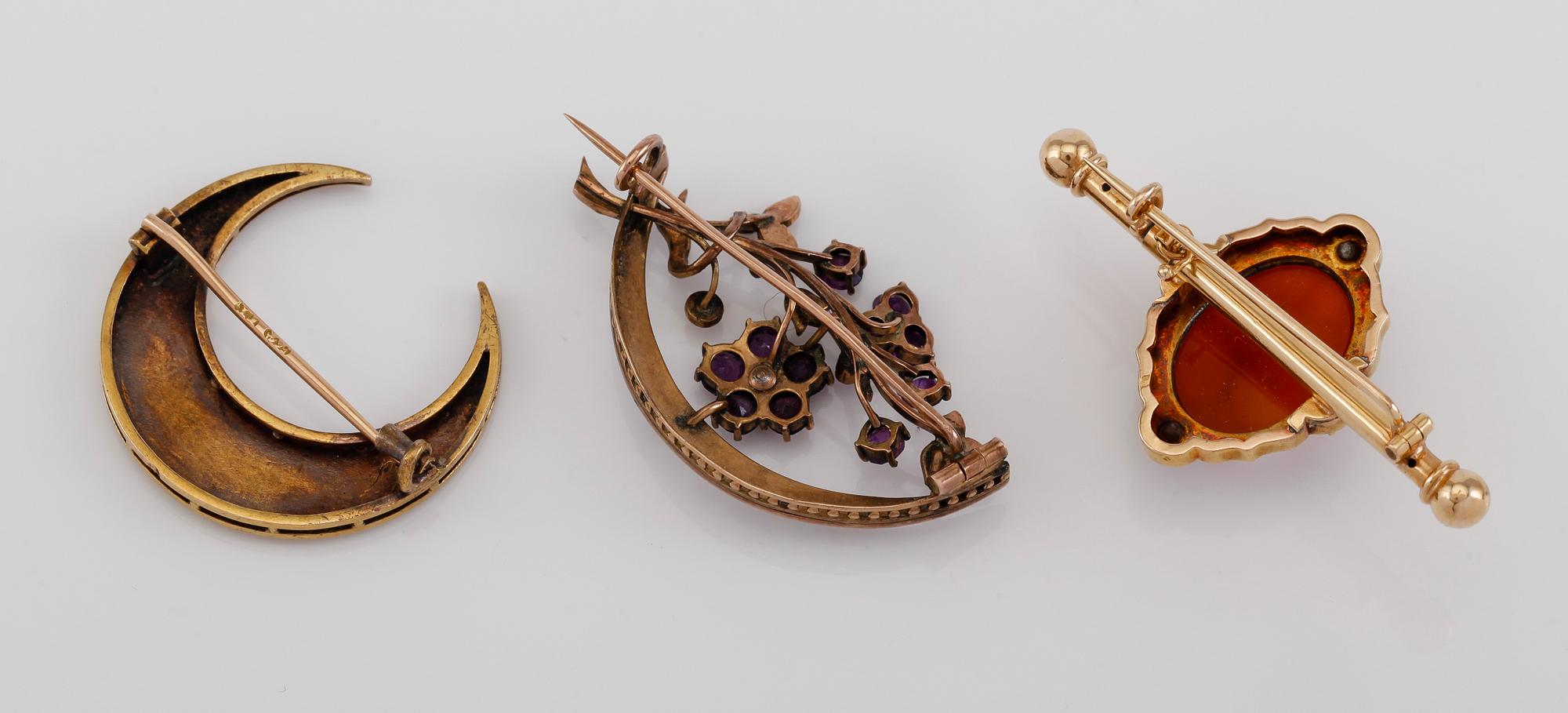 BROSCHER, 3 st, 9K och 14K guld, omkring år 1900.
