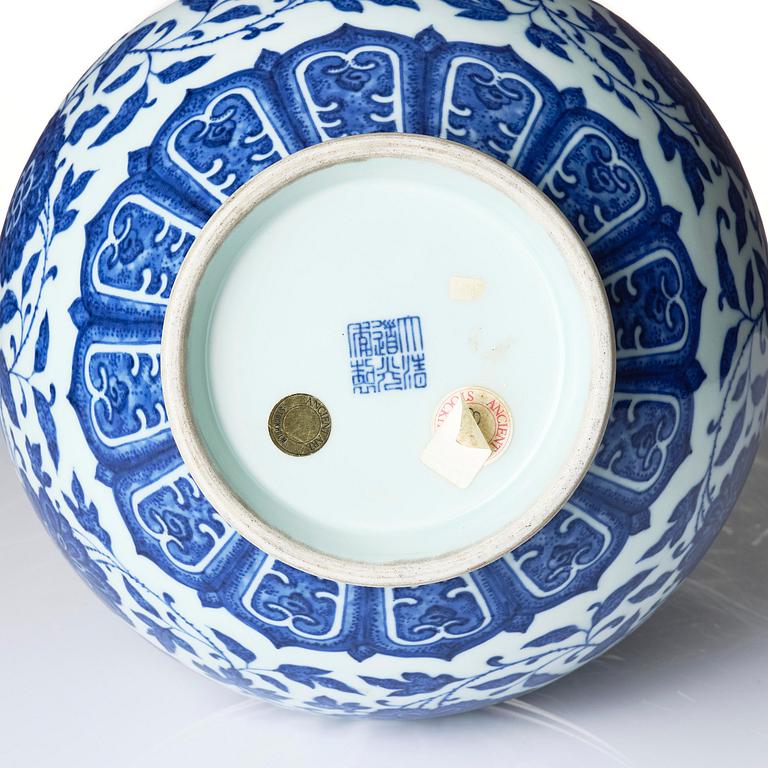 Vas, porslin. Qingdynastin med Guangxus sigillmärke och period (1875-1908).