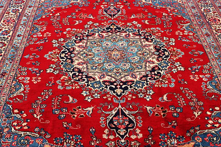A Kashan carpet, a. 337 x 246 cm.
