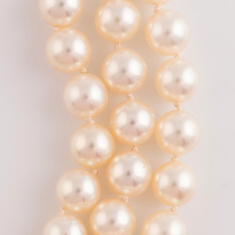 Treradig collier odlade pärlor lås 18K guld med runda briljantslipade diamanter.