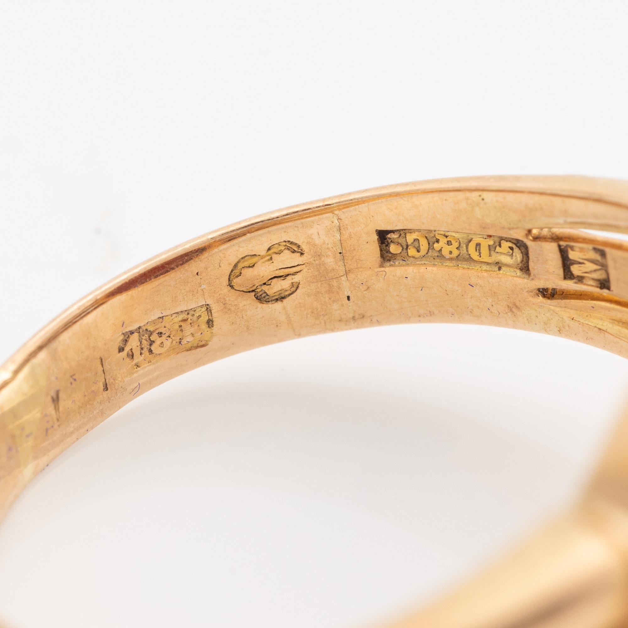 Klackring. 18K guld med slät karneol.