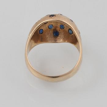RING, 18K guld med fasettslipade blå safirer. Vikt 4,7 gram.