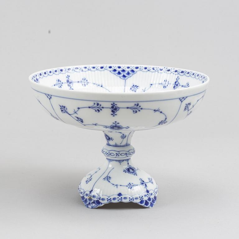 Royal Copenhagen, mat- samt kaffeservis, 85 delar, porslin. "Musselmalet", Danmark, 1900-tal.