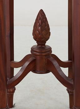 PIEDESTALER, ett par, Ny Louis XVI, sent 1800-tal.