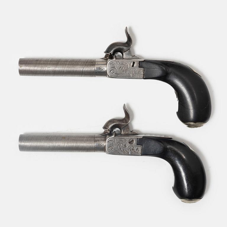 Slaglåspistoler ett par belgiska, i senare schatull, 1800-tal.