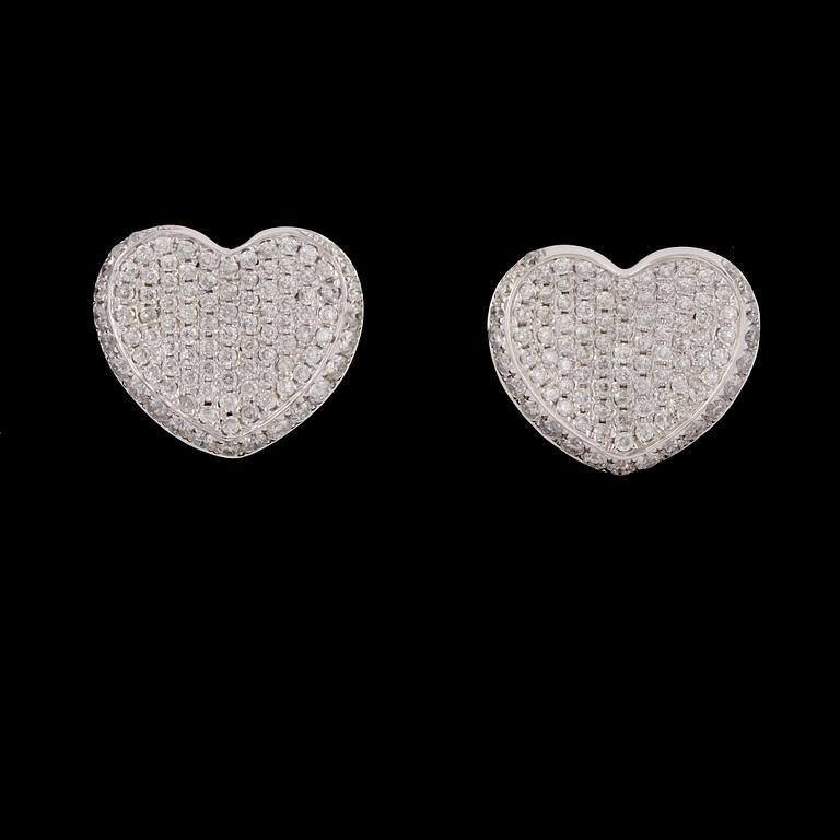 ÖRHÄNGEN, ett par, 18k vitguld med briljantslipade diamanter, totalt 1.02 ct. Vikt 6 g.