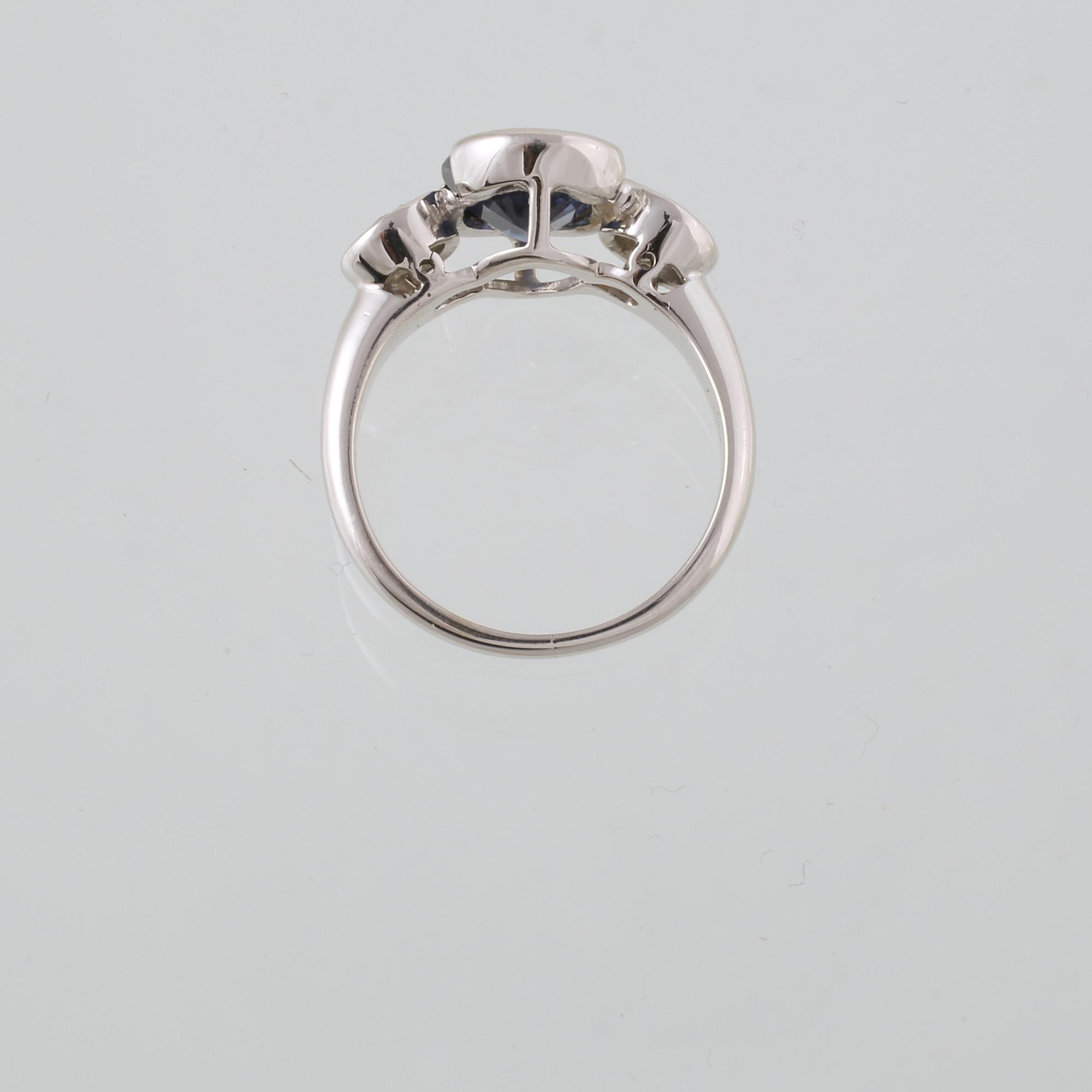 RING, 18k vitguld, med blå safir ca 2.50 ct och 2 briljantslipade diamanter, tot 0.30 ct, Alessandria, Italien, Vikt 5 g.