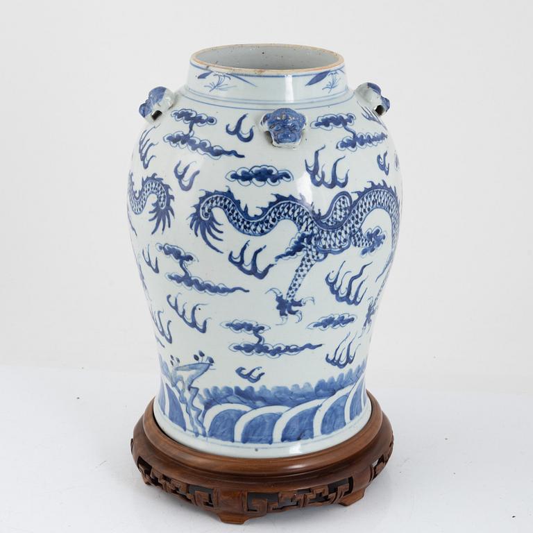 A large blue and white Chinese 'dragon' urn, Qing dynasty, 19th century.