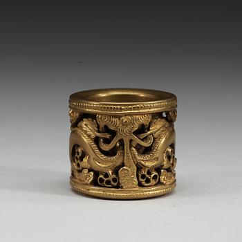 BÅGSKYTTERING, förgylld brons. Qing dynastin (1644-1912).