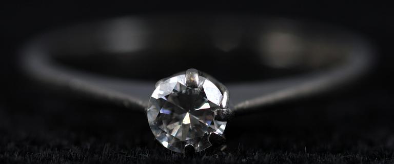 RING, vitguld samt 1 briljant, enl inskrip 0.23 ct.