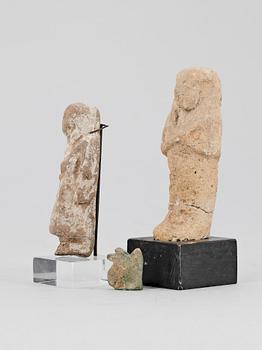 USCHEBTI 2 st SAMT AMULETT, lergods resp fajans, Egypten 21-30 dynastin 1070-332 f Kr.