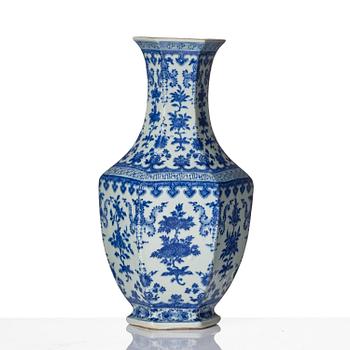 Vas, porslin. Qingdynasti, 1800-tal.