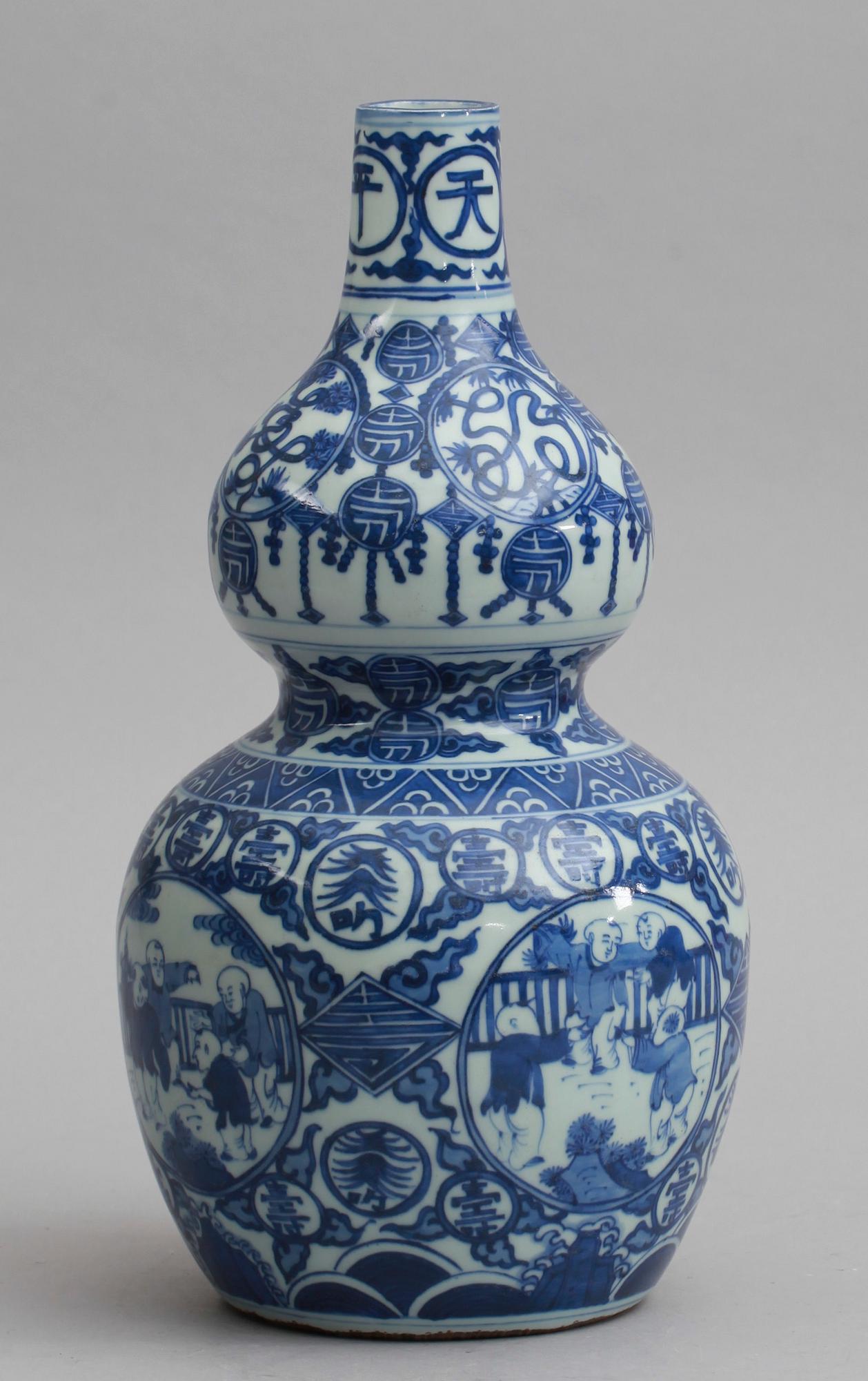VAS, porslin, Kina, Kangxi-stil, 1900-talets andra hälft.