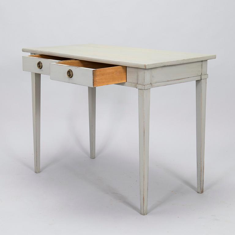 Skrivbord, gustaviansk stil, 1900-tal och stol, gustavianskt provinsarbete, 1700-talets slut.