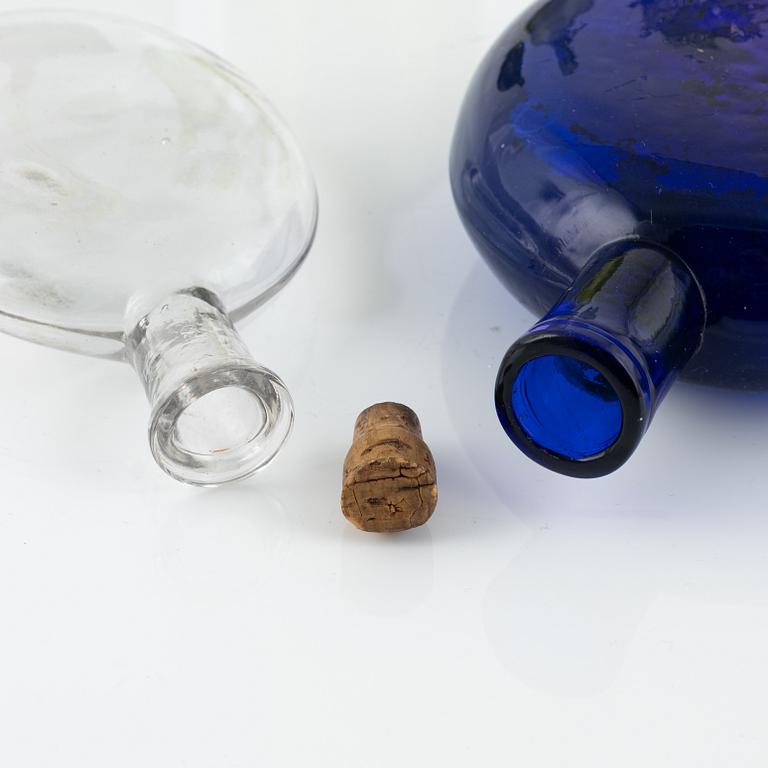 Pluntor, 4 st, samt en flaska, 1700/1800-tal.