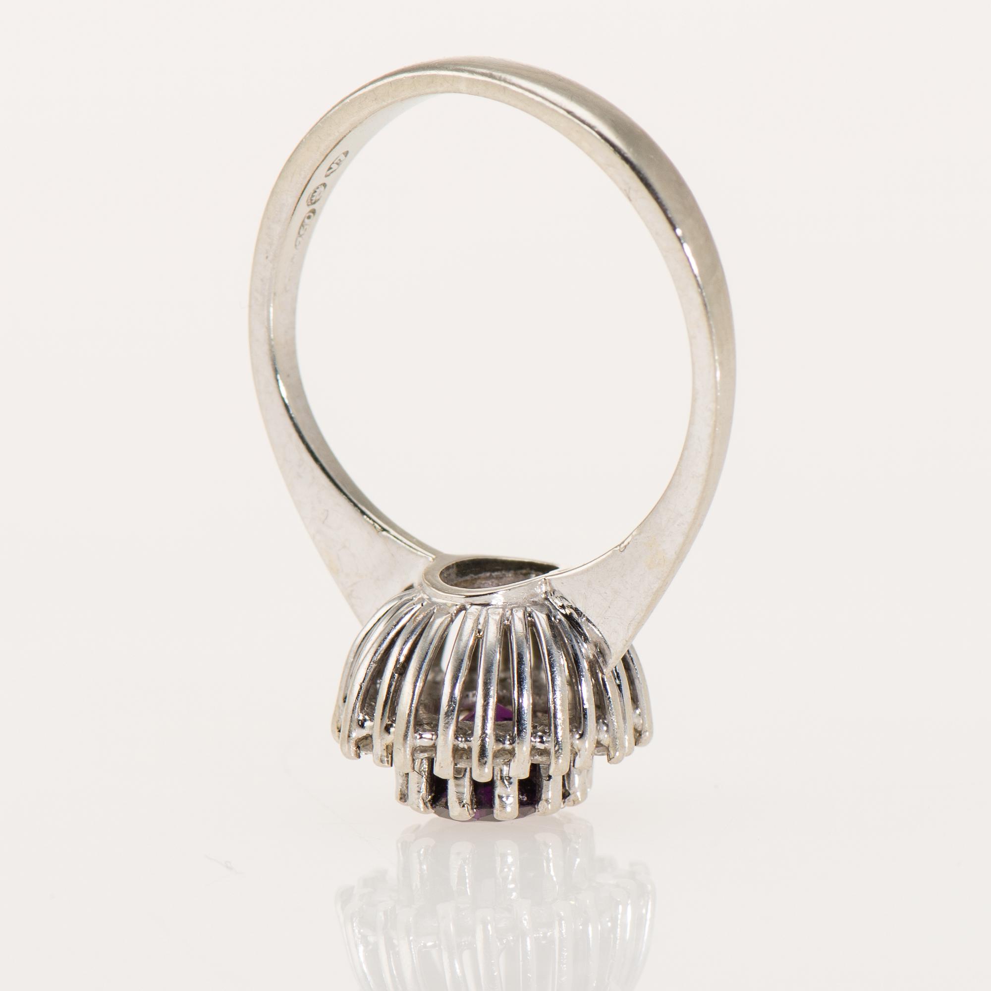 RING, 18K vitguld, violett safir, briljantslipade diamanter. Vikt ca 3,5 g.