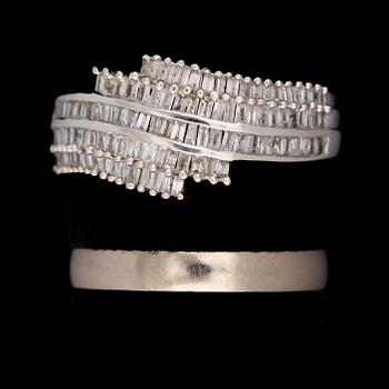RINGAR, 2 st, 18k vitguld, en med baguettslipade diamanter tot ca0,97ct. Tot vikt 5,4g.