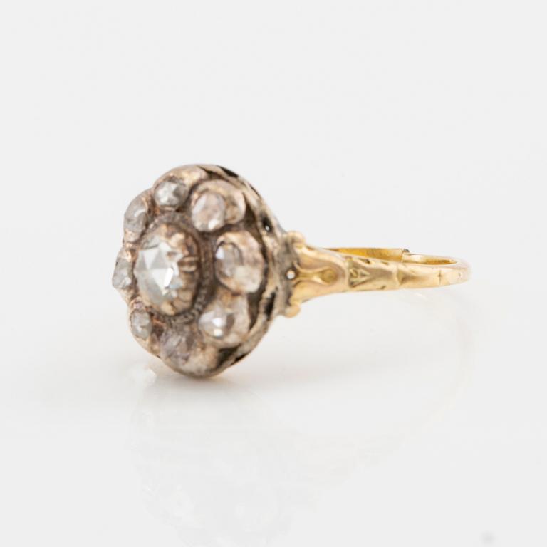 Ring in gold set with a brilliant-cut and rose-cut diamonds, possibly from the first half of the 19th century.