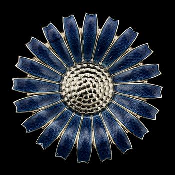 BROSCH, sterlingsilver samt emalj, "Daisy", Georg Jensen. Vikt 18 g.