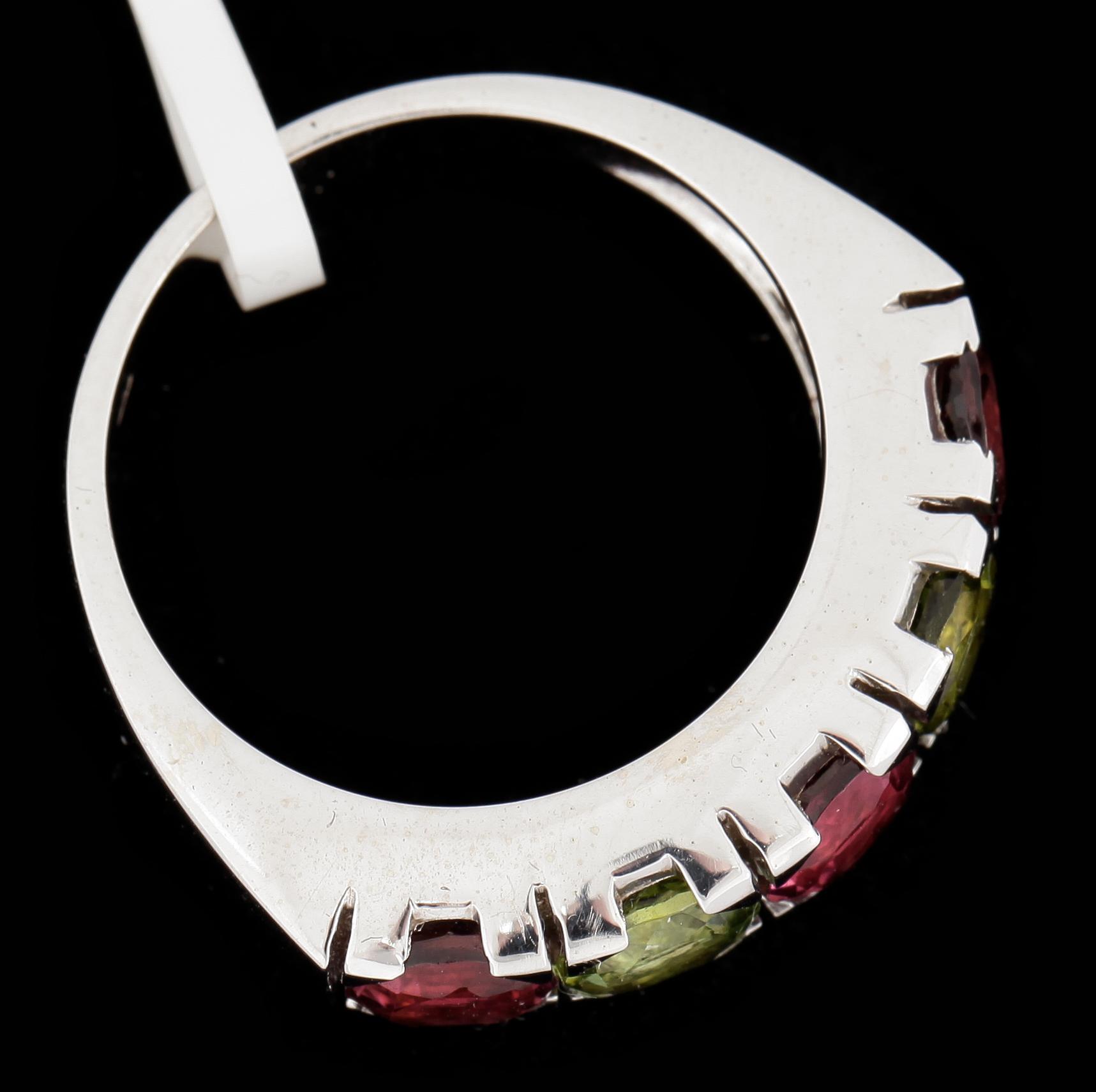 RING, 14k vitguld med rosa och gröna turmaliner tot 2,73ct. Vikt ca 6,2 gram.
