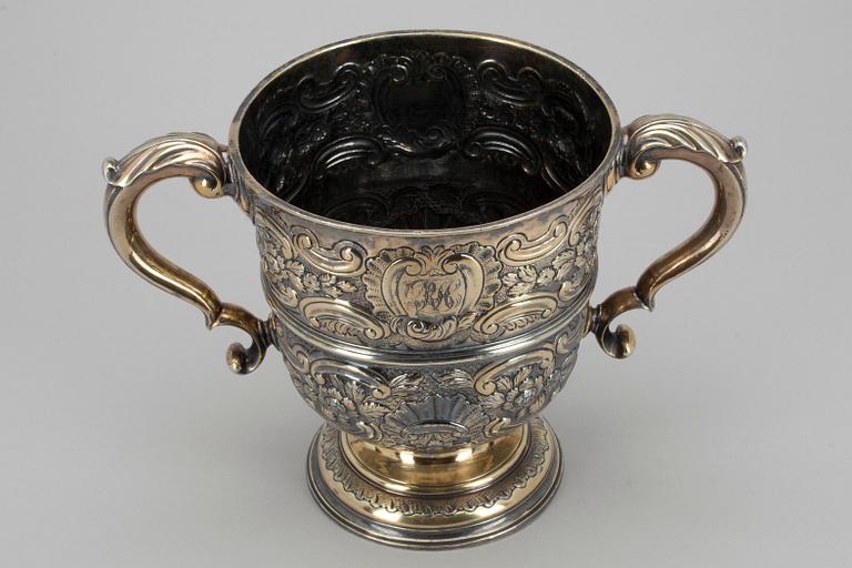 POKAL, förgylld silver, otydliga stämplar,  England 1700-tal. Vikt ca 774 g.