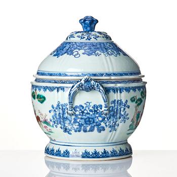 An underglaze blue and famille rose tureen with cover, Qing dynasty, Qianlong (1736-95).