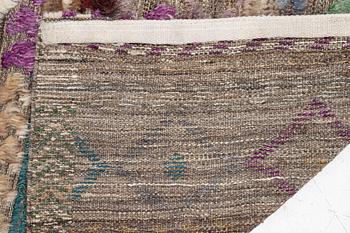 Carpet, Oriental, 308 x 246 cm.