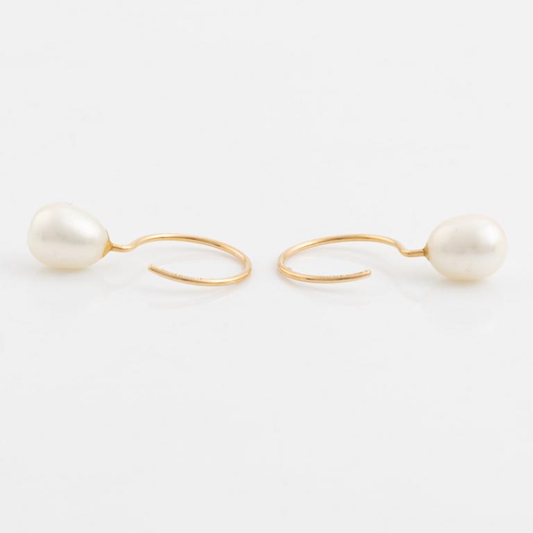 Ett par örhängen 18K guld med odlade sötvattenpärlor.