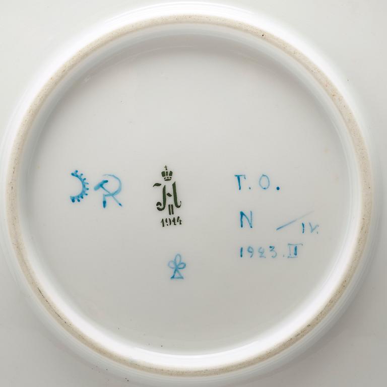 A Russian Revolutionary dish, signed Vasily Porfirjevich Timorev, 1923 (Тиморев Василий Порфирьевич (1870–1942)).