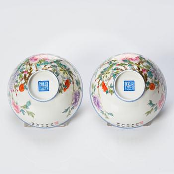 A pair of Chinese bowls, 20th Century.