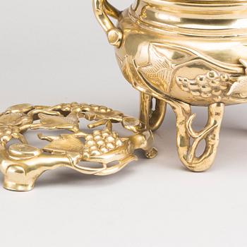 RÖKELSEKAR PÅ STÄLL, brons. Kina, 1900-tal.